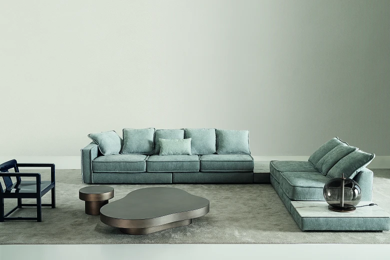 Casamilano Sofa PILLOPE EVO. Salontisch NUVOLA. Stuhl MING. 